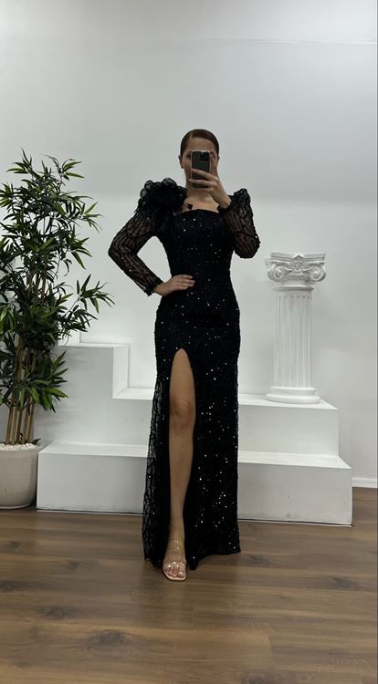 Vestido de noche negro de talla grande con cuello cuadrado y bordados
