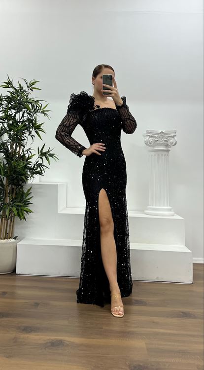 Vestido de noche negro de talla grande con cuello cuadrado y bordados