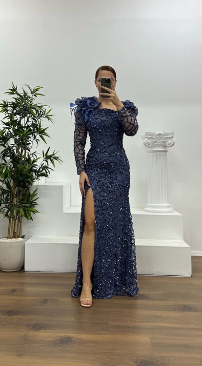 Indigoblaues Abendkleid mit quadratischem Ausschnitt und Stickereien in Übergröße