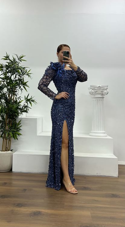 Indigoblaues Abendkleid mit quadratischem Ausschnitt und Stickereien in Übergröße