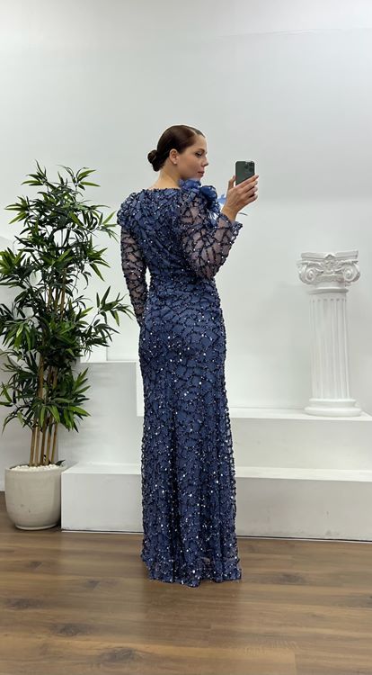 Indigoblaues Abendkleid mit quadratischem Ausschnitt und Stickereien in Übergröße