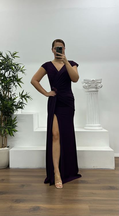 فستان سهرة بمقاس كبير مع تفاصيل خصر أرجواني