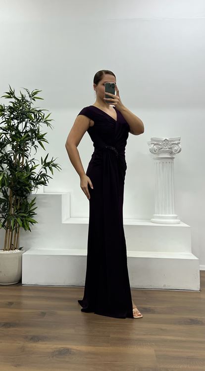 فستان سهرة بمقاس كبير مع تفاصيل خصر أرجواني