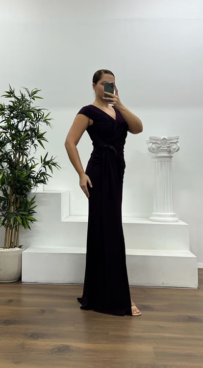 فستان سهرة بمقاس كبير مع تفاصيل خصر أرجواني