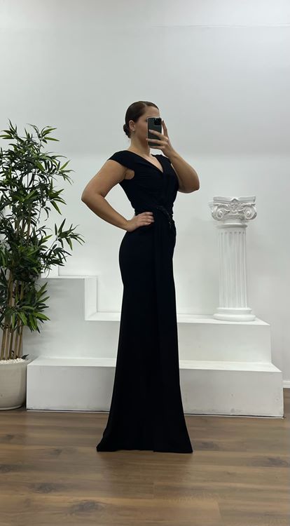 Schwarzes Abendkleid in Übergröße mit Taillendetail