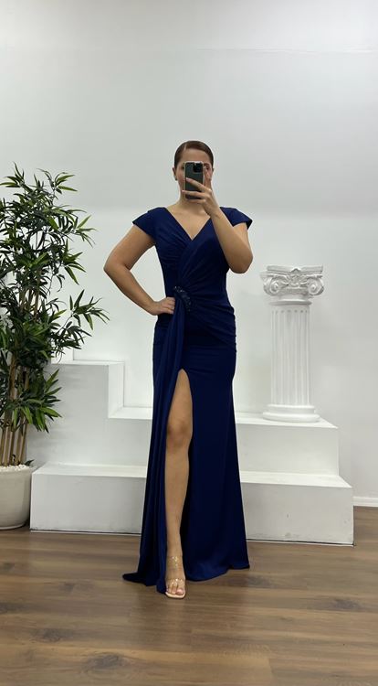 فستان سهرة أزرق داكن بتفاصيل خصر ومقاس كبير