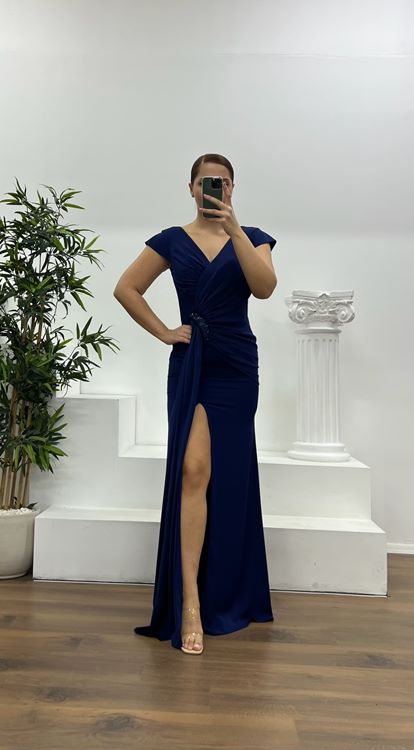 فستان سهرة أزرق داكن بتفاصيل خصر ومقاس كبير