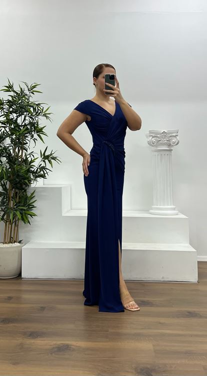 فستان سهرة أزرق داكن بتفاصيل خصر ومقاس كبير