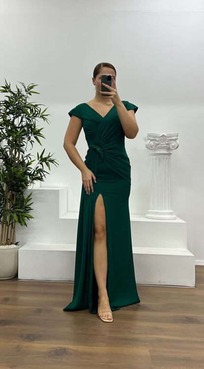 Grünes Abendkleid in Übergröße mit Taillendetail