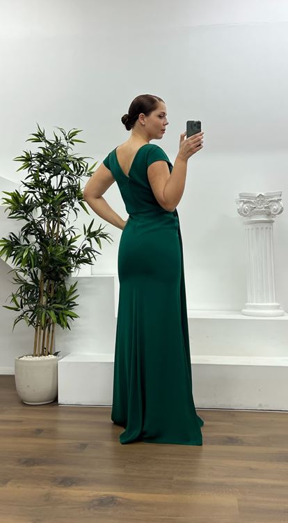 Grünes Abendkleid in Übergröße mit Taillendetail