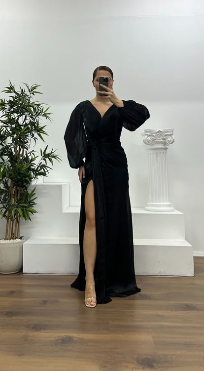 فستان سهرة أسود بفتحة رقبة على شكل حرف V ومقاس كبير