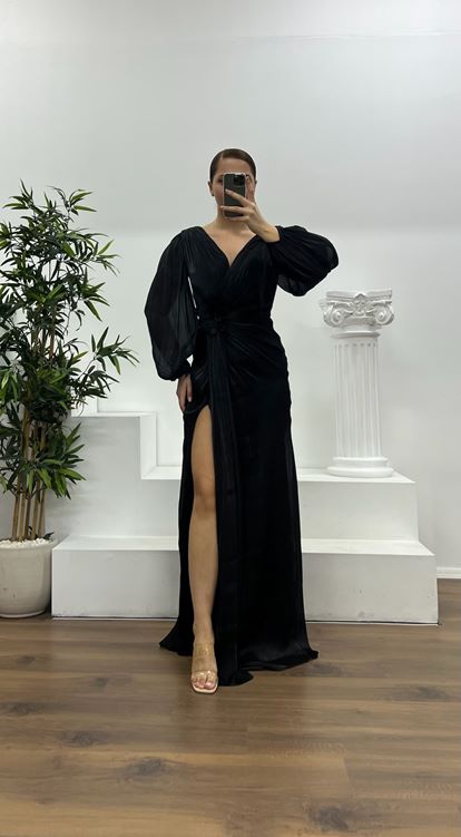 فستان سهرة أسود بفتحة رقبة على شكل حرف V ومقاس كبير