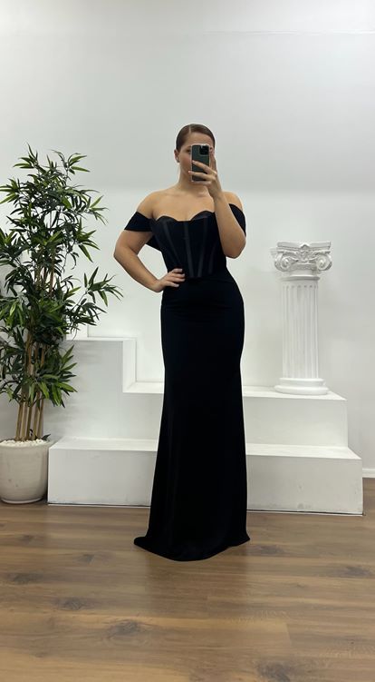 فستان سهرة أسود بدون حمالات بمقاسات كبيرة