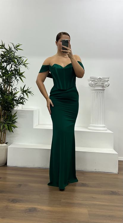 فستان سهرة كاكي بدون حمالات بمقاس كبير