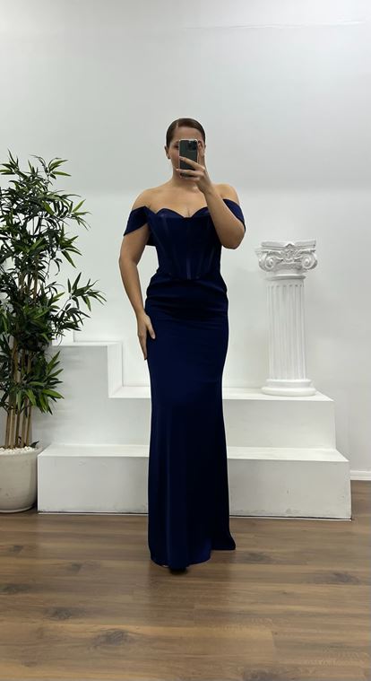 فستان سهرة أزرق داكن بدون حمالات بمقاس كبير