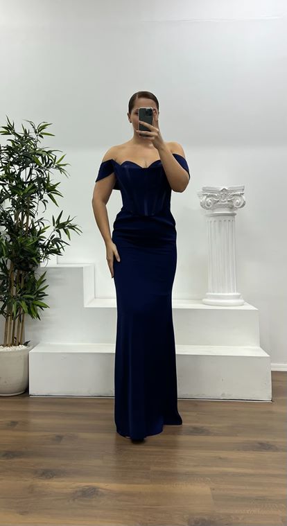 فستان سهرة أزرق داكن بدون حمالات بمقاس كبير