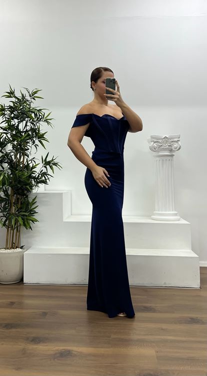 فستان سهرة أزرق داكن بدون حمالات بمقاس كبير