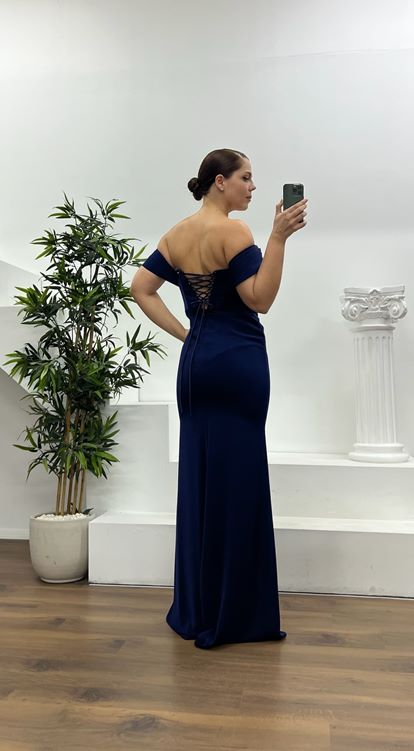 فستان سهرة أزرق داكن بدون حمالات بمقاس كبير