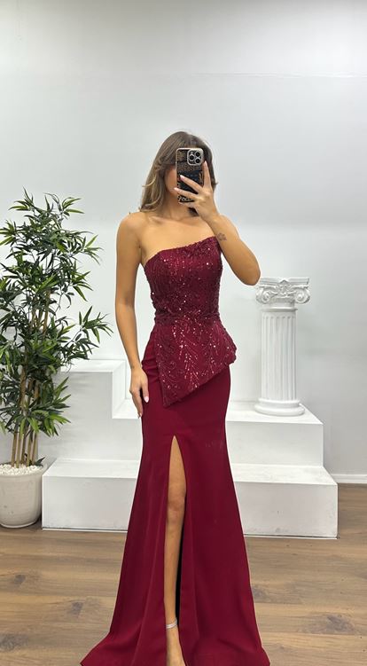 Burgunderrotes trägerloses besticktes Abendkleid
