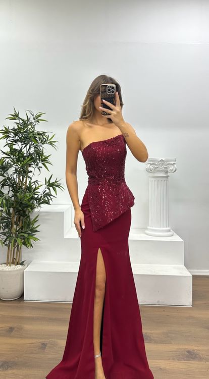 Burgunderrotes trägerloses besticktes Abendkleid