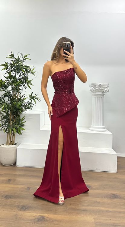 Burgunderrotes trägerloses besticktes Abendkleid