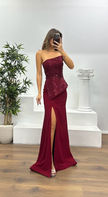 Burgunderrotes trägerloses besticktes Abendkleid