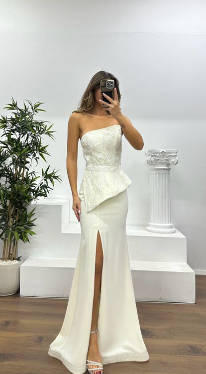 Trägerloses besticktes Abendkleid mit Knochen