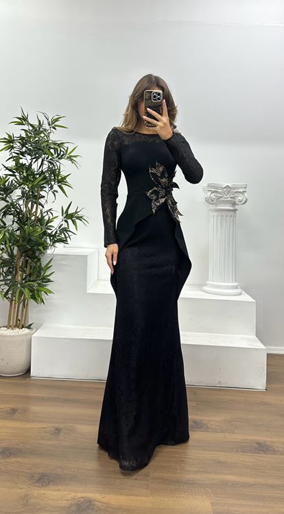 Schwarzes Abendkleid aus Spitze