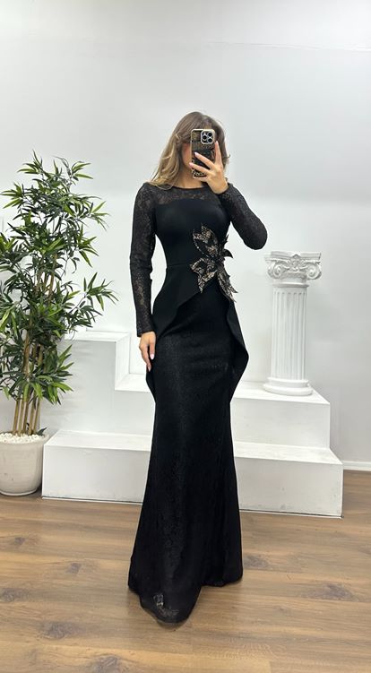 Schwarzes Abendkleid aus Spitze
