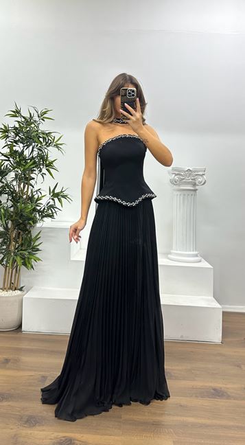 Schwarzes trägerloses, plissiertes Abendkleid