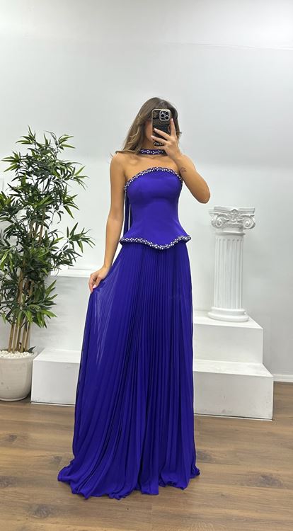 Vestido de noche morado sin tirantes con pliegues