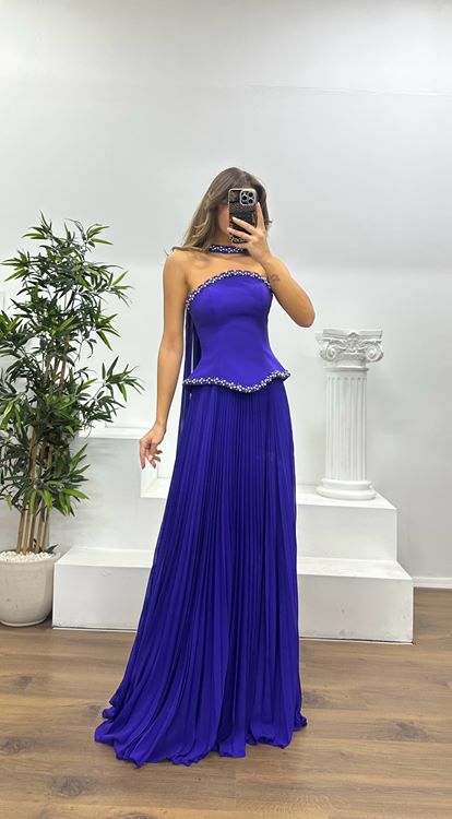 Vestido de noche morado sin tirantes con pliegues