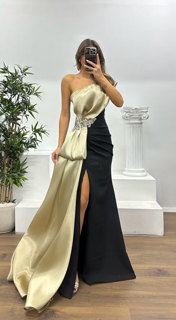 Vestido de noche gris de un solo hombro con detalle de piedras