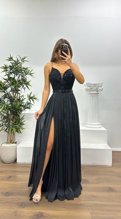 Schwarzes Plissee-Abendkleid mit Riemchenträgern