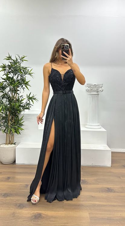 Schwarzes Plissee-Abendkleid mit Riemchenträgern