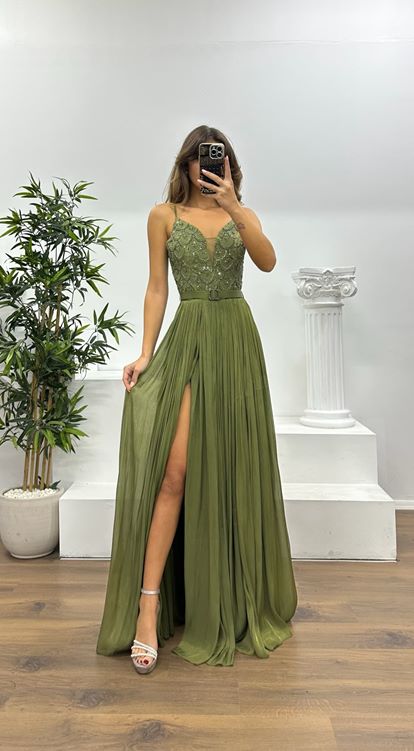 Khakifarbenes, plissiertes Abendkleid mit Riemchen