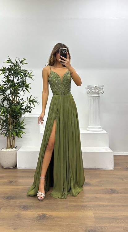 Khakifarbenes, plissiertes Abendkleid mit Riemchen