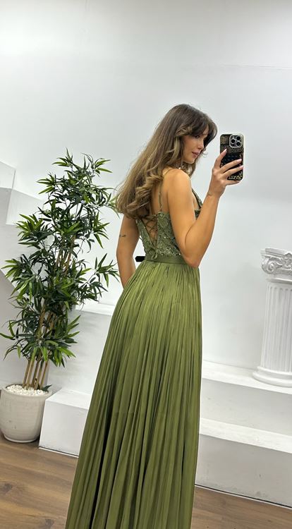 Khakifarbenes, plissiertes Abendkleid mit Riemchen