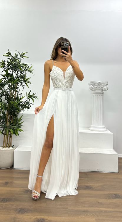Vestido de noche blanco plisado con tirantes de cuerda