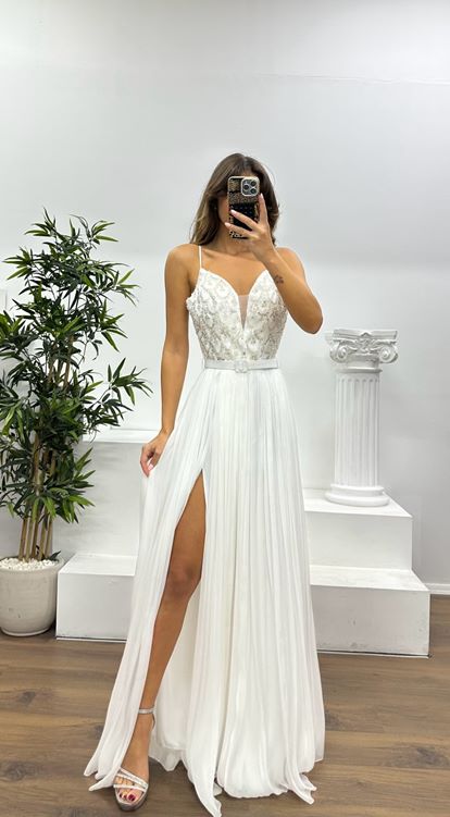 Vestido de noche blanco plisado con tirantes de cuerda