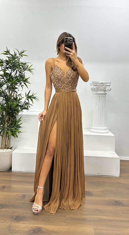 Braunes Abendkleid mit Riemchen und Plissee