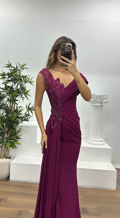 Murdum – Abendkleid mit One-Shoulder-Träger und Stickerei