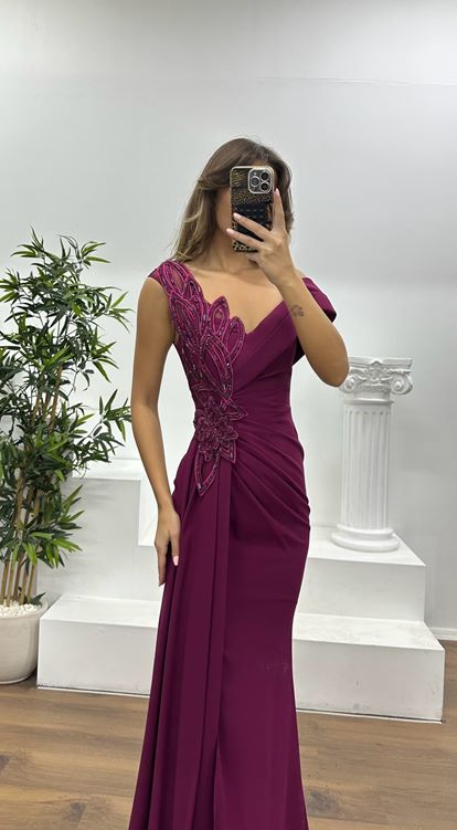 Murdum – Abendkleid mit One-Shoulder-Träger und Stickerei