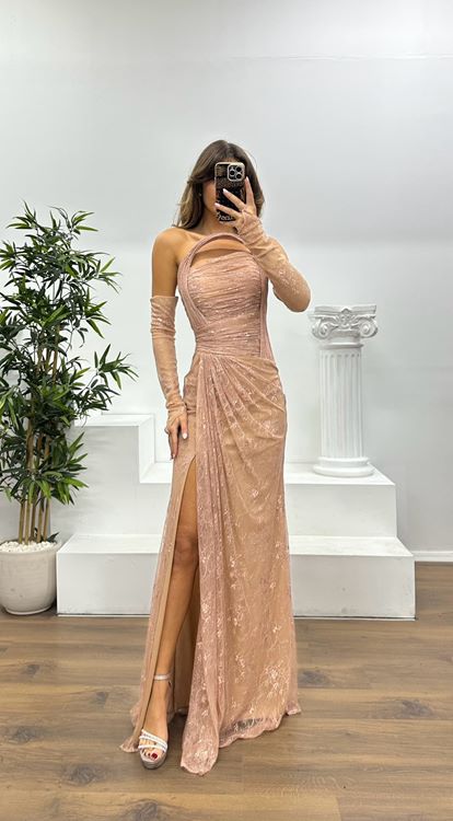 Puderfarbenes trägerloses Abendkleid aus Spitze