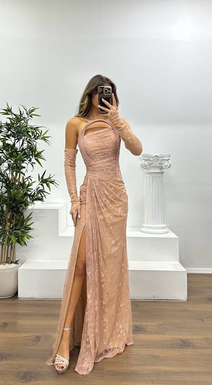 Puderfarbenes trägerloses Abendkleid aus Spitze