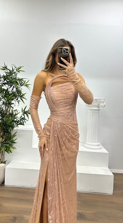 Puderfarbenes trägerloses Abendkleid aus Spitze