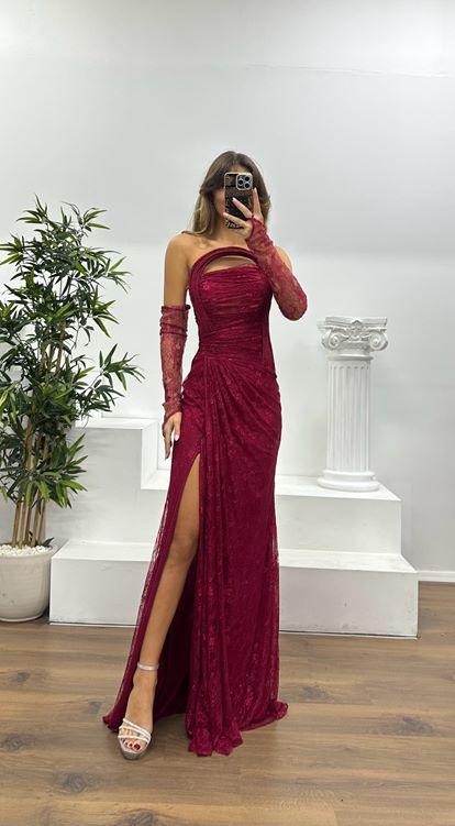Rotes trägerloses Abendkleid aus Spitze
