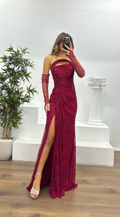 Rotes trägerloses Abendkleid aus Spitze