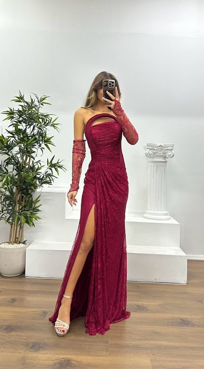 Rotes trägerloses Abendkleid aus Spitze