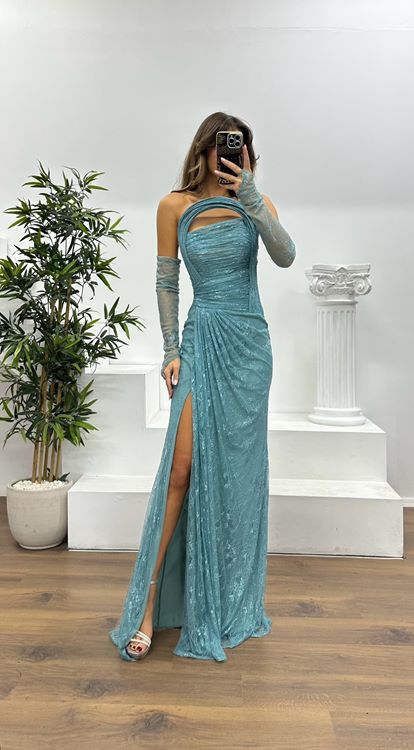 Vestido de noche de encaje azul sin tirantes